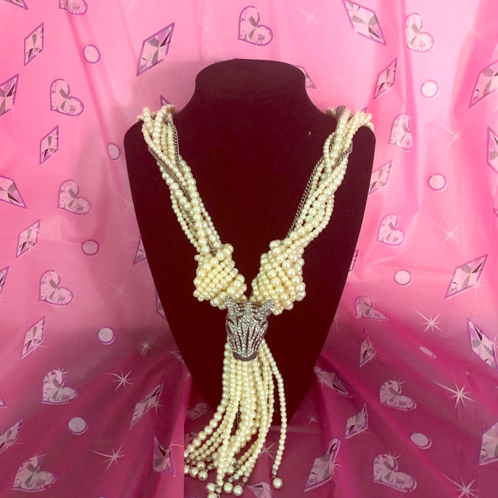 Zebra pearl necklace